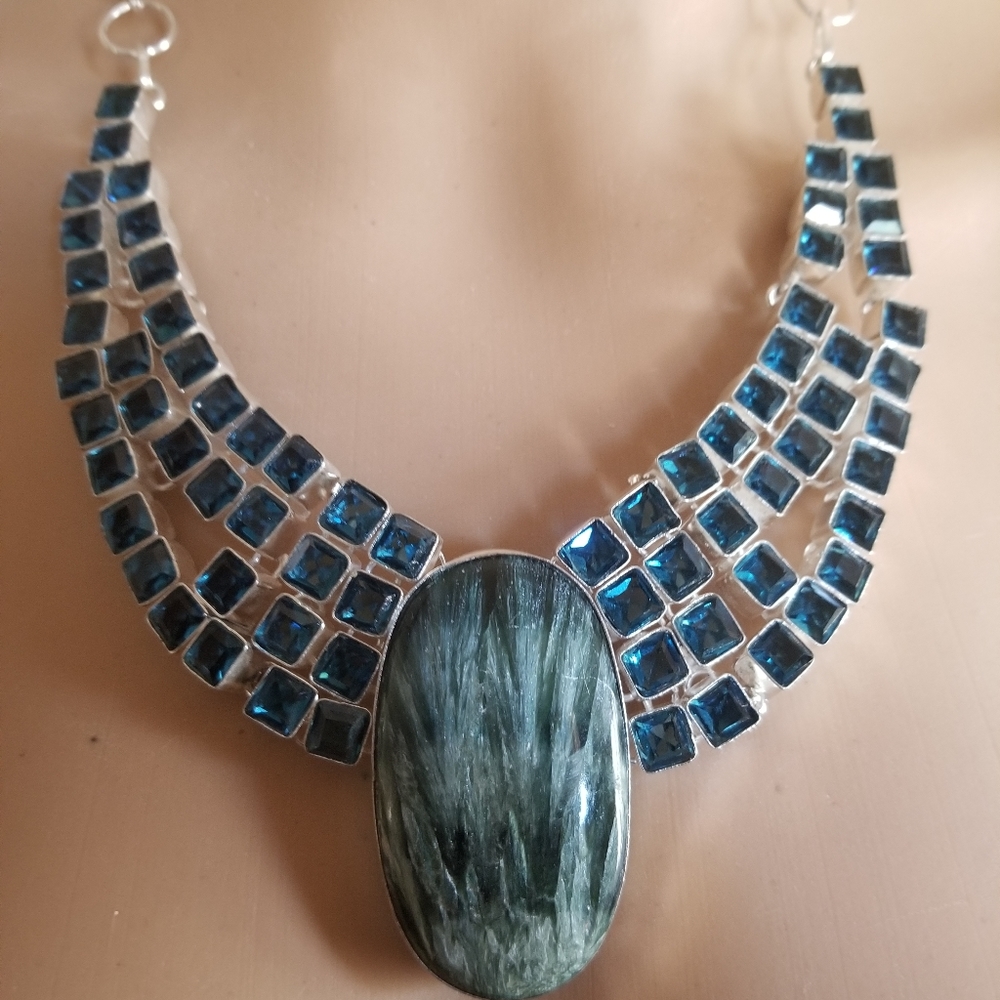GLAMOROUS NECKLACE NWOT